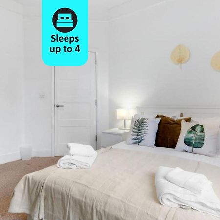 Chic 1Br House In Hounslow - 12 Mins From Heathrow Airport Apartment Feltham Екстериор снимка