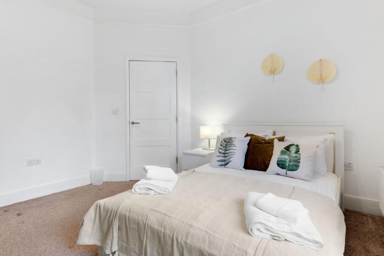 Chic 1Br House In Hounslow - 12 Mins From Heathrow Airport Apartment Feltham Екстериор снимка