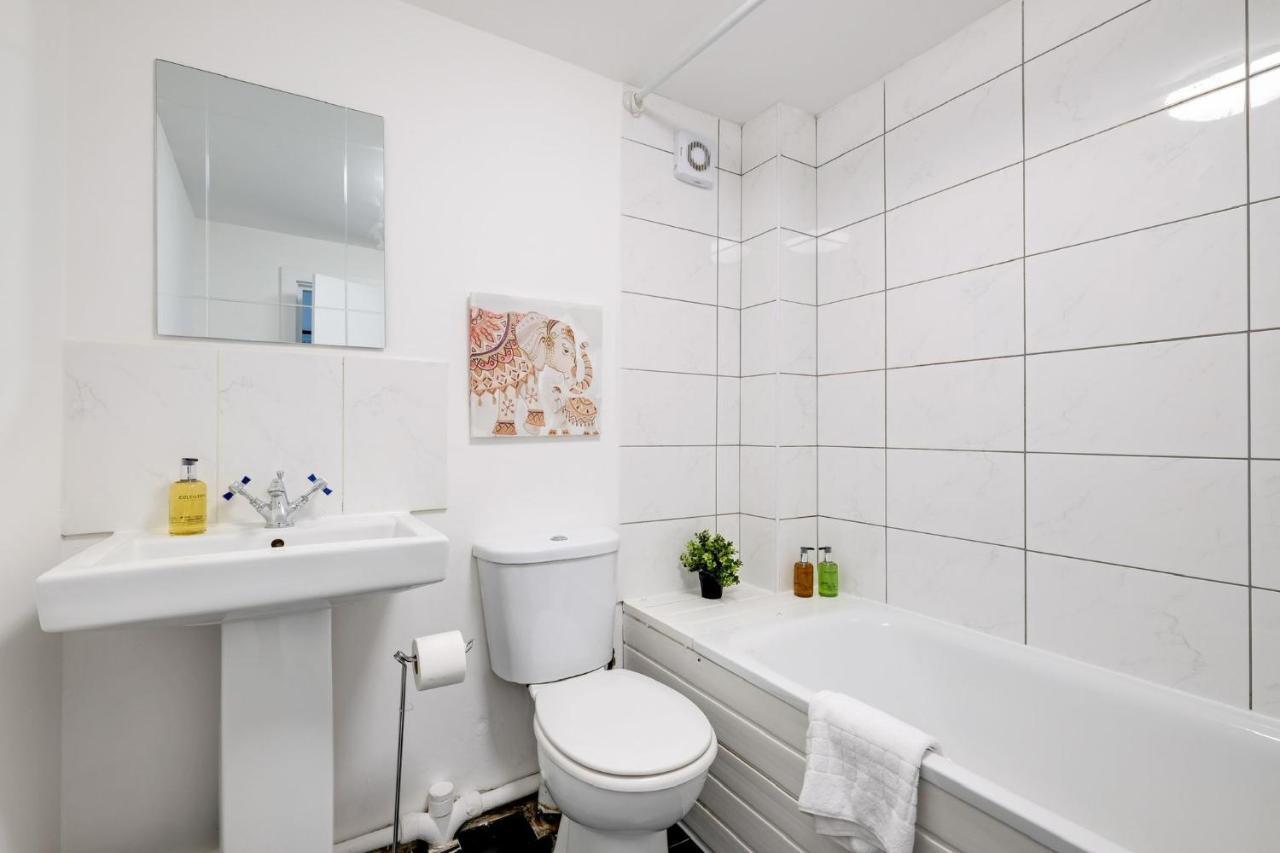 Chic 1Br House In Hounslow - 12 Mins From Heathrow Airport Apartment Feltham Екстериор снимка