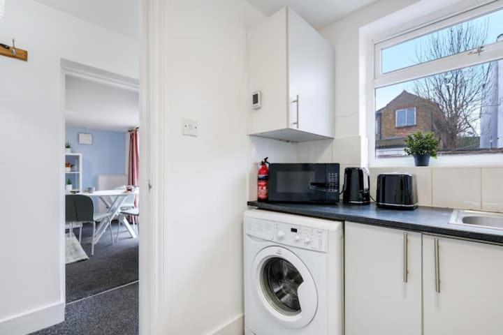 Chic 1Br House In Hounslow - 12 Mins From Heathrow Airport Apartment Feltham Екстериор снимка
