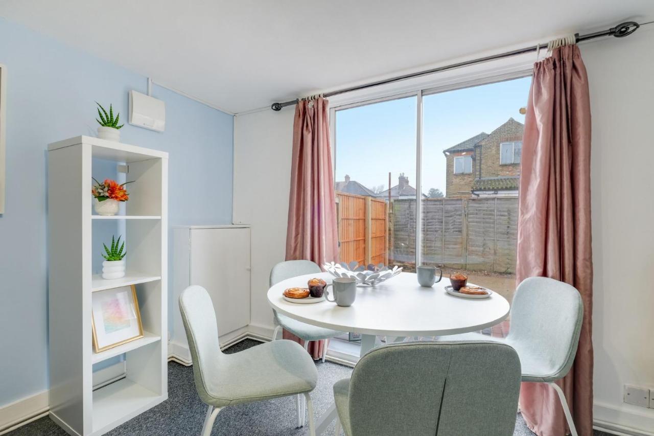 Chic 1Br House In Hounslow - 12 Mins From Heathrow Airport Apartment Feltham Екстериор снимка