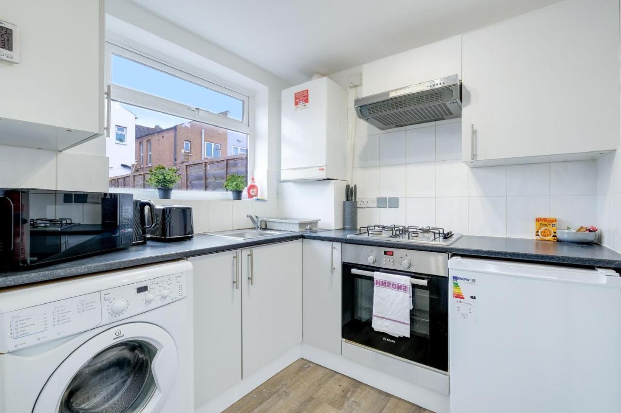Chic 1Br House In Hounslow - 12 Mins From Heathrow Airport Apartment Feltham Екстериор снимка