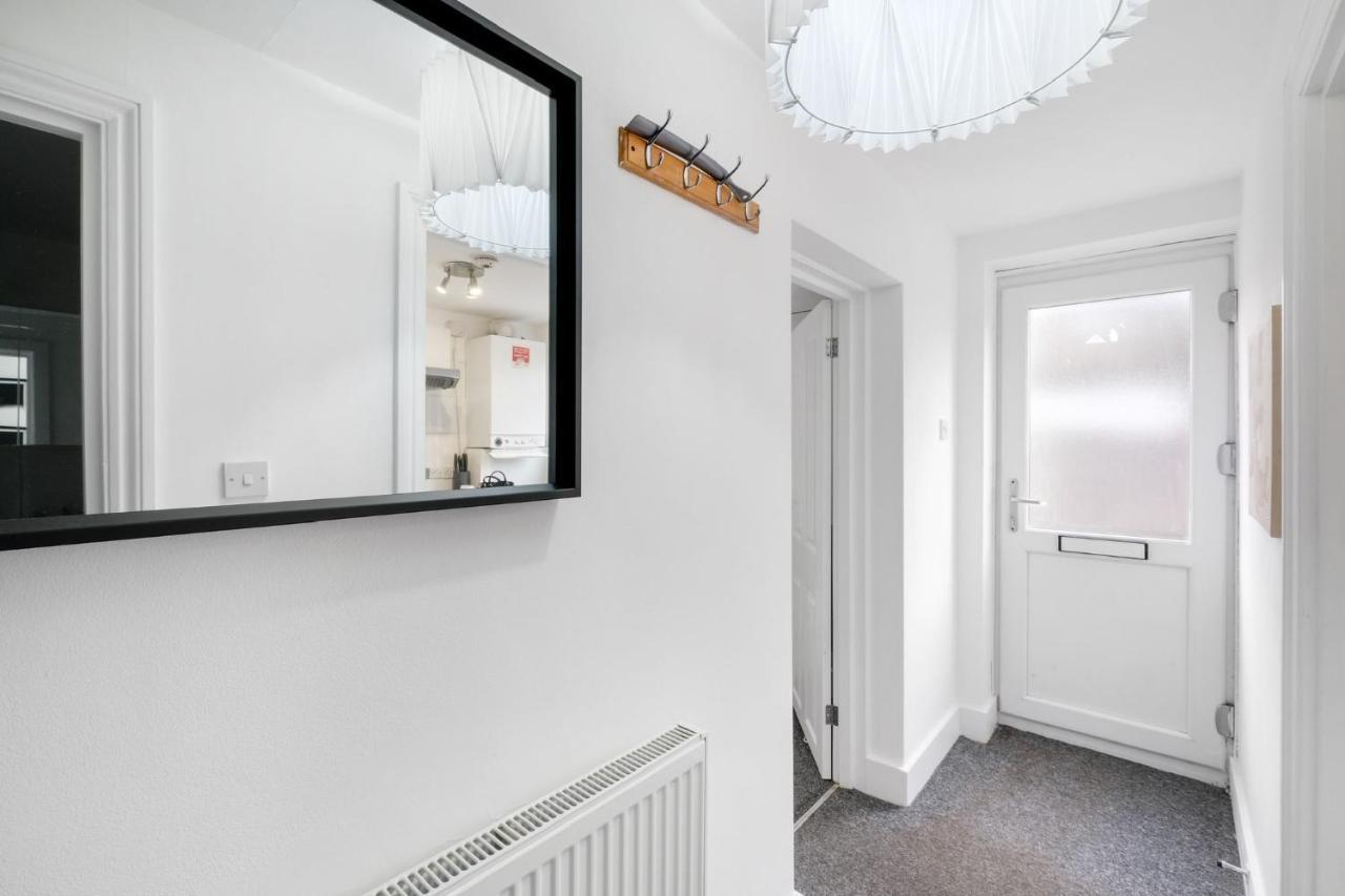 Chic 1Br House In Hounslow - 12 Mins From Heathrow Airport Apartment Feltham Екстериор снимка