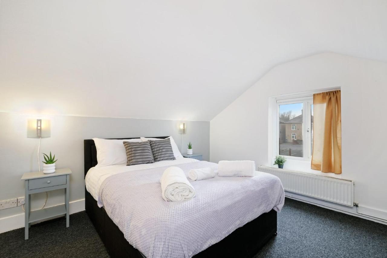 Chic 1Br House In Hounslow - 12 Mins From Heathrow Airport Apartment Feltham Екстериор снимка
